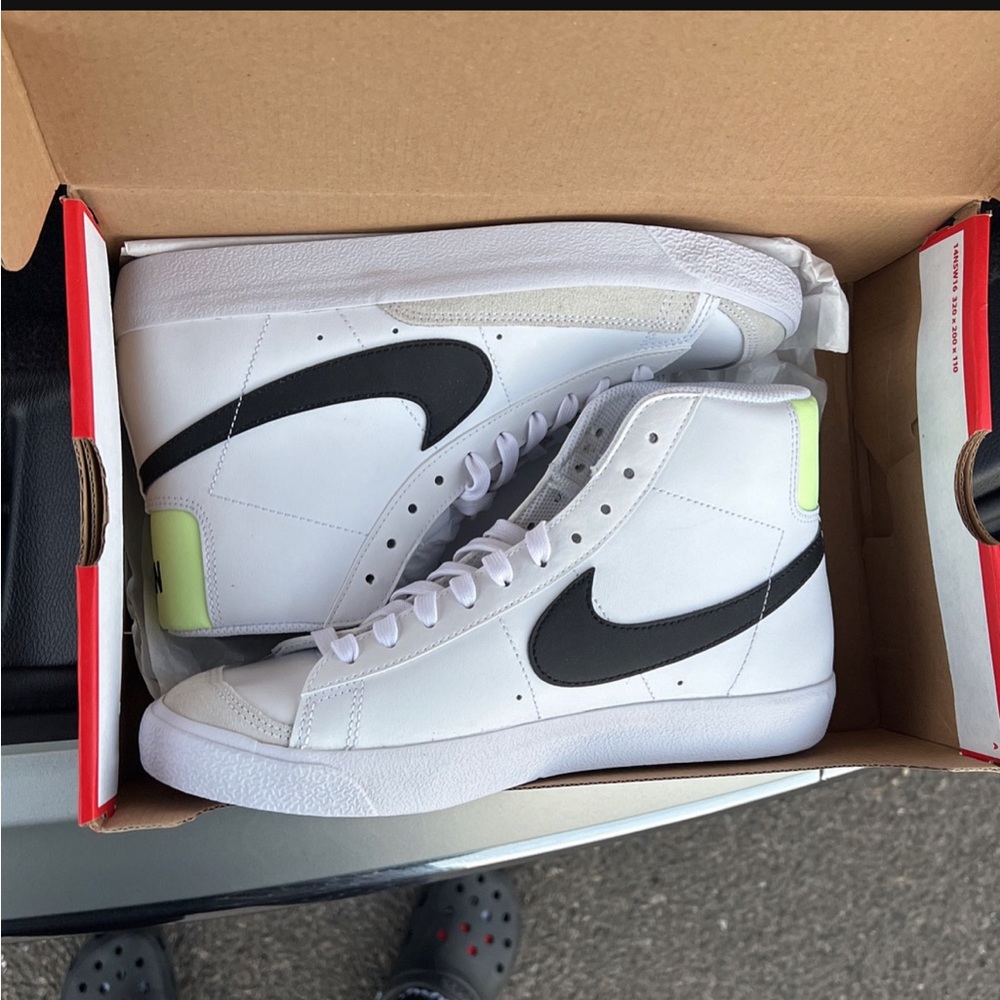 Brand New in box “WHITE” Nike Blazer Mid “77” Size 7 Youth or Woman’s size 9.